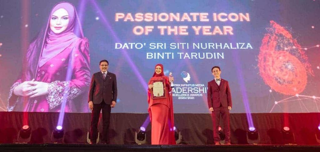 Image of Dato' Sri Siti Nurhaliza Binti Tarudin receiving award