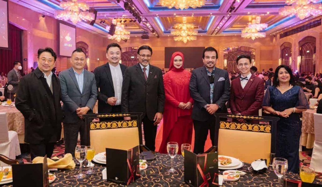 Group Image of Dato' Sri Siti Nurhaliza Binti Tarudin