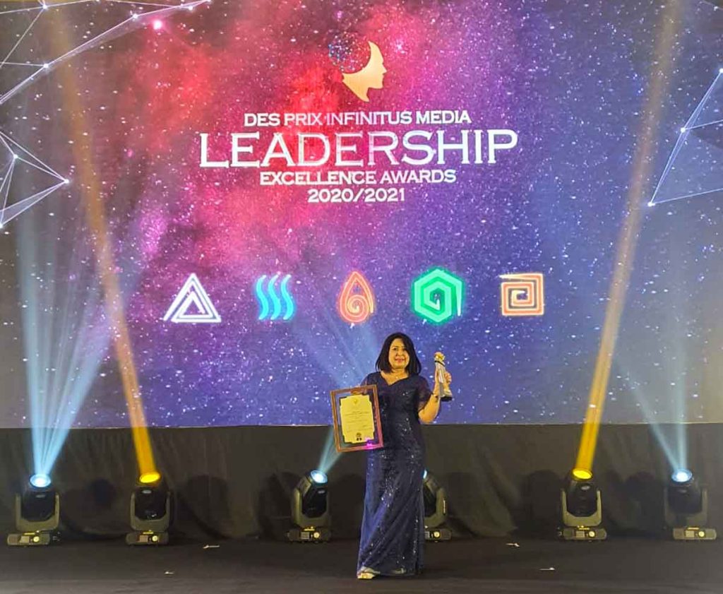 Image of Dr Kuldip Kaur Prem Singh receiving award