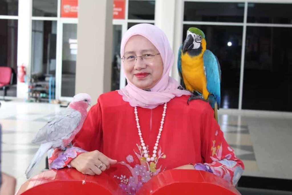 Portrait Image of Prof Datin Paduka Setia Dato Dr Aini Ideris with parrots
